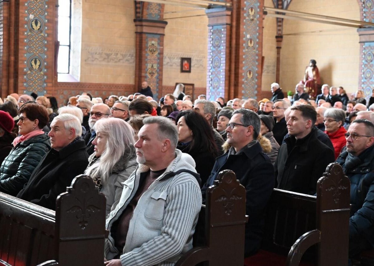 Dziś, Ruda Śląska pożegnała swojego byłego prezydenta, Andrzeja Stanię, który zmarł w wieku 76 lat. Uroczystości odbyły się w parafii Trójcy Przenajświętszej w Kochłowicach/ fot. Michał Pierończyk FB
