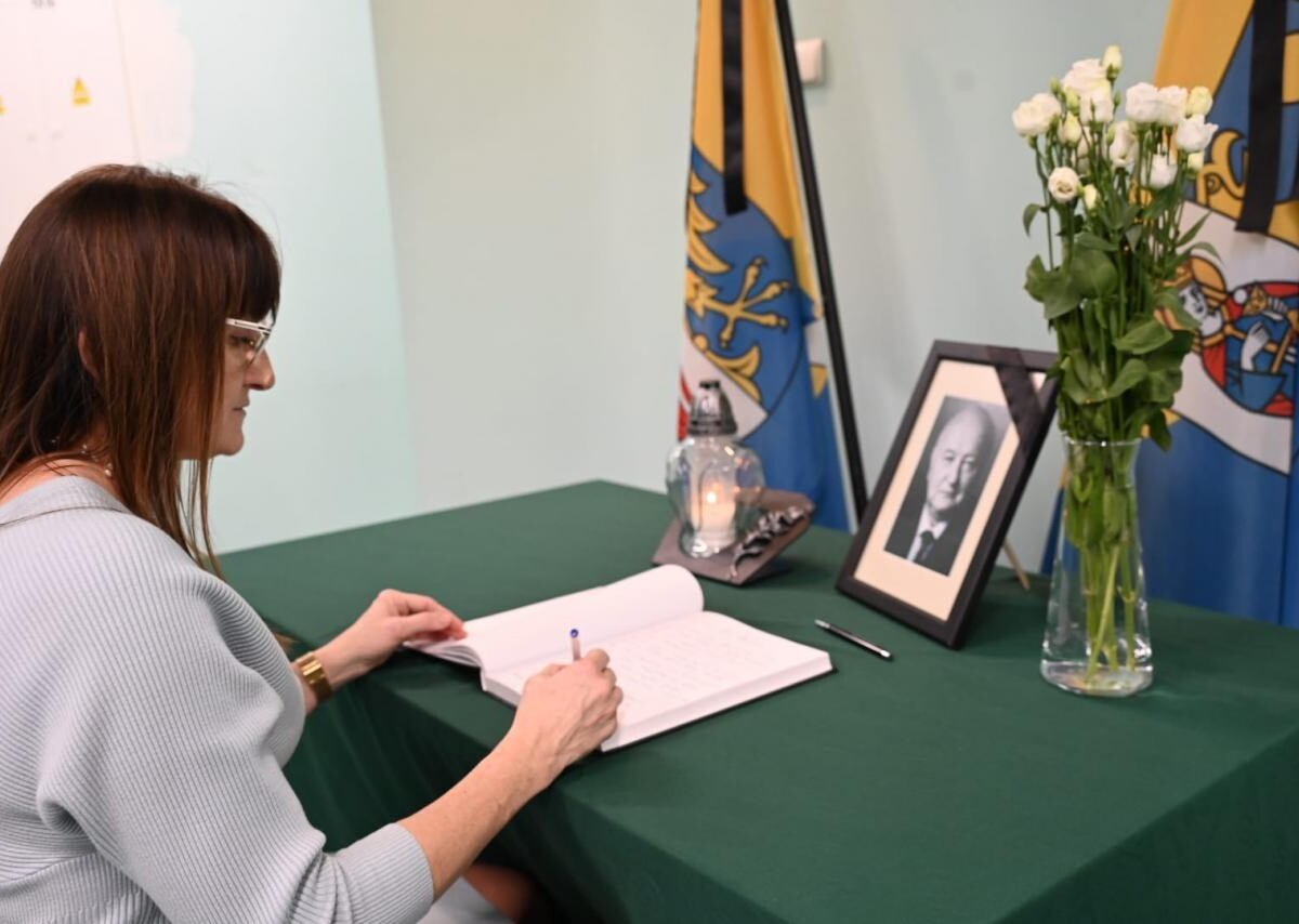 Dziś, Ruda Śląska pożegnała swojego byłego prezydenta, Andrzeja Stanię, który zmarł w wieku 76 lat. Uroczystości odbyły się w parafii Trójcy Przenajświętszej w Kochłowicach/ fot. Michał Pierończyk FB