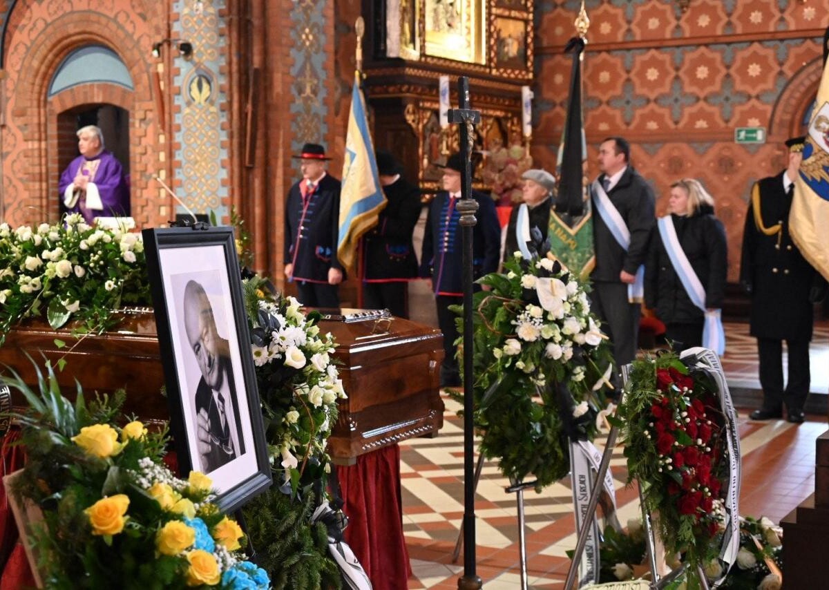 Dziś, Ruda Śląska pożegnała swojego byłego prezydenta, Andrzeja Stanię, który zmarł w wieku 76 lat. Uroczystości odbyły się w parafii Trójcy Przenajświętszej w Kochłowicach/ fot. Michał Pierończyk FB
