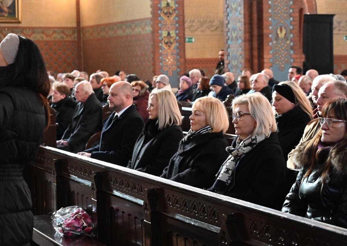 Dziś, Ruda Śląska pożegnała swojego byłego prezydenta, Andrzeja Stanię, który zmarł w wieku 76 lat. Uroczystości odbyły się w parafii Trójcy Przenajświętszej w Kochłowicach/ fot. Michał Pierończyk FB