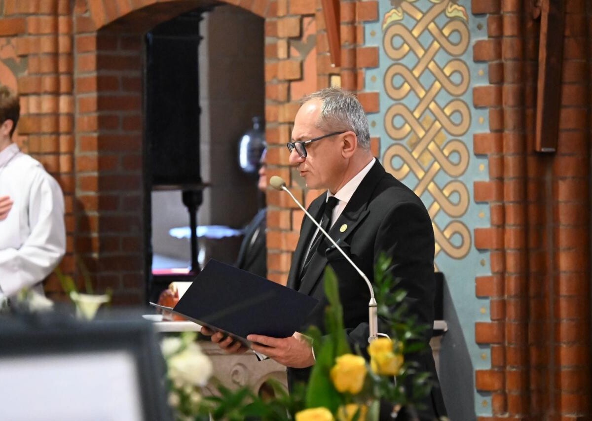 Dziś, Ruda Śląska pożegnała swojego byłego prezydenta, Andrzeja Stanię, który zmarł w wieku 76 lat. Uroczystości odbyły się w parafii Trójcy Przenajświętszej w Kochłowicach/ fot. Michał Pierończyk FB