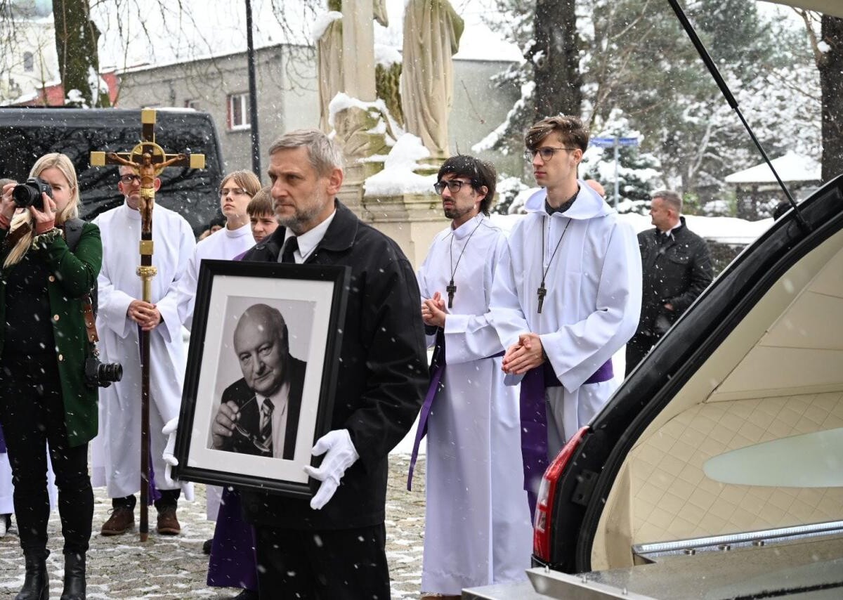Dziś, Ruda Śląska pożegnała swojego byłego prezydenta, Andrzeja Stanię, który zmarł w wieku 76 lat. Uroczystości odbyły się w parafii Trójcy Przenajświętszej w Kochłowicach/ fot. Michał Pierończyk FB