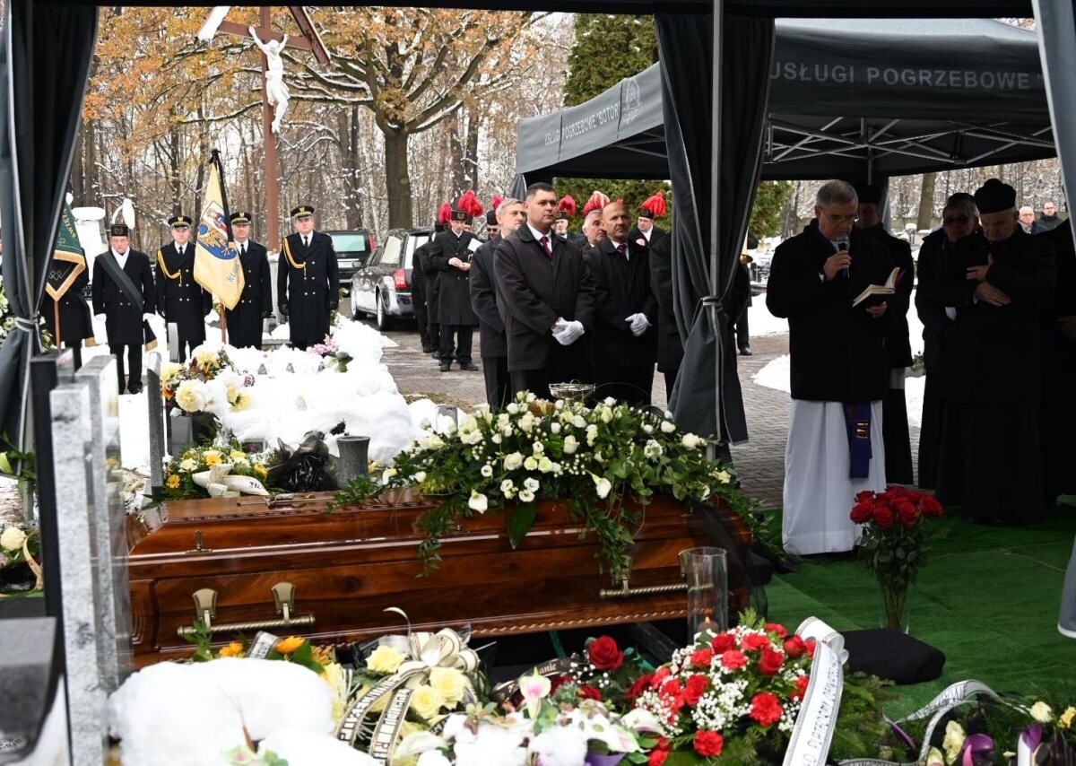 Dziś, Ruda Śląska pożegnała swojego byłego prezydenta, Andrzeja Stanię, który zmarł w wieku 76 lat. Uroczystości odbyły się w parafii Trójcy Przenajświętszej w Kochłowicach/ fot. Michał Pierończyk FB
