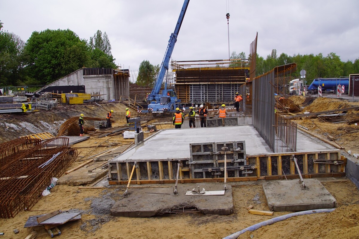 Od 6 miesięcy trwa budowa pierwszego odcinka trasy N-S na północ od węzła z Drogową Trasą Średnicową do ulicy Magazynowej.