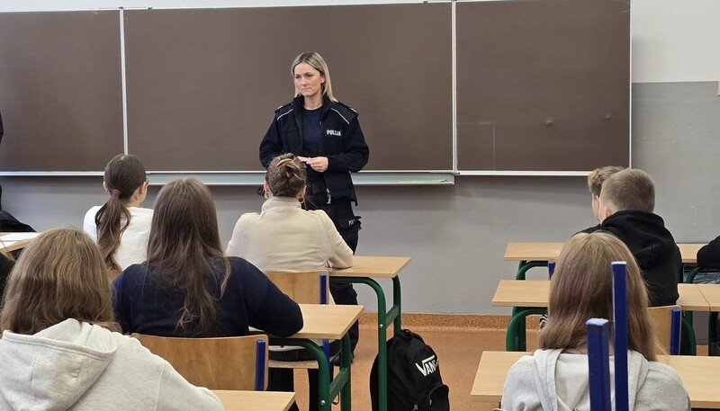 Policjanci edukują uczniów o hejcie i cyberprzemocy w sieci. Spotkanie w SP 19