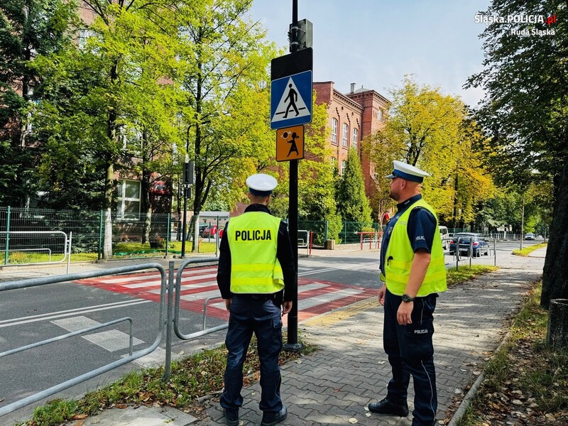Policjanci lustrują drogi w rejonie szkół przed pierwszym dzwonkiem