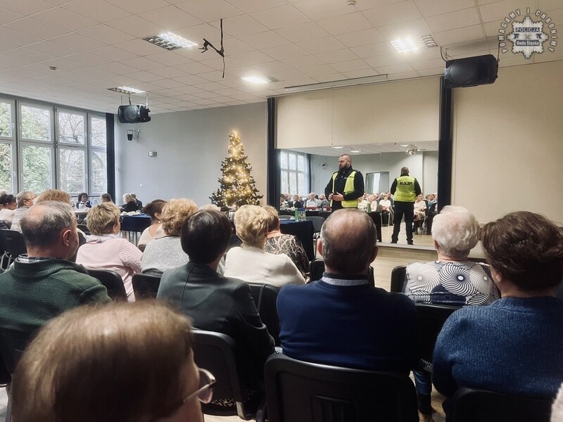 Policjanci rozmawiają z seniorami o zagrożeniach