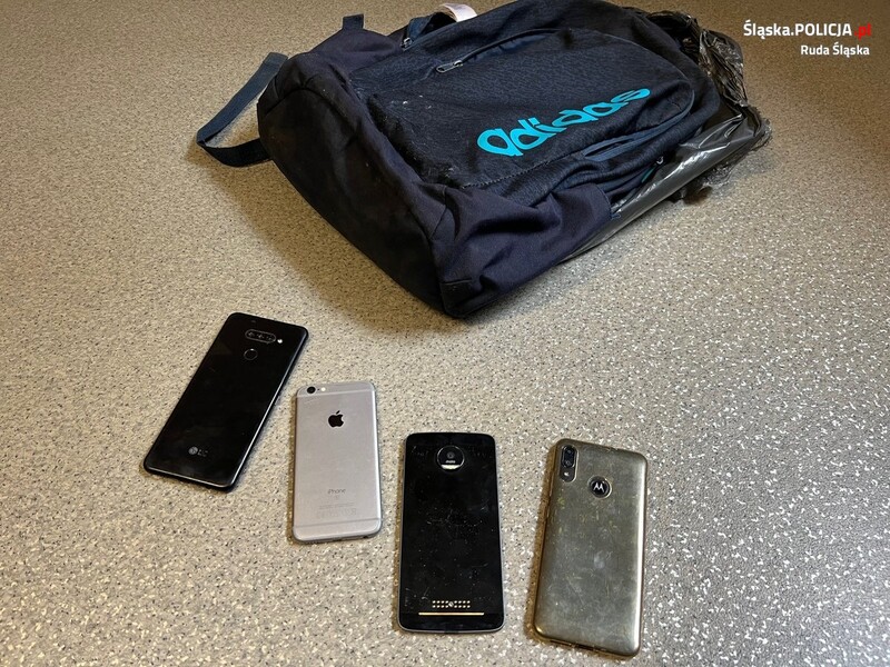 Policjanci szukają właściciela plecaka z telefonami