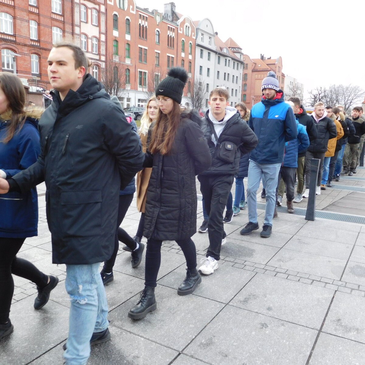 Maturzyści z rudzkich szkół średnich po raz szósty na placu Jana Pawła II odtańczyli wspólnie poloneza.
