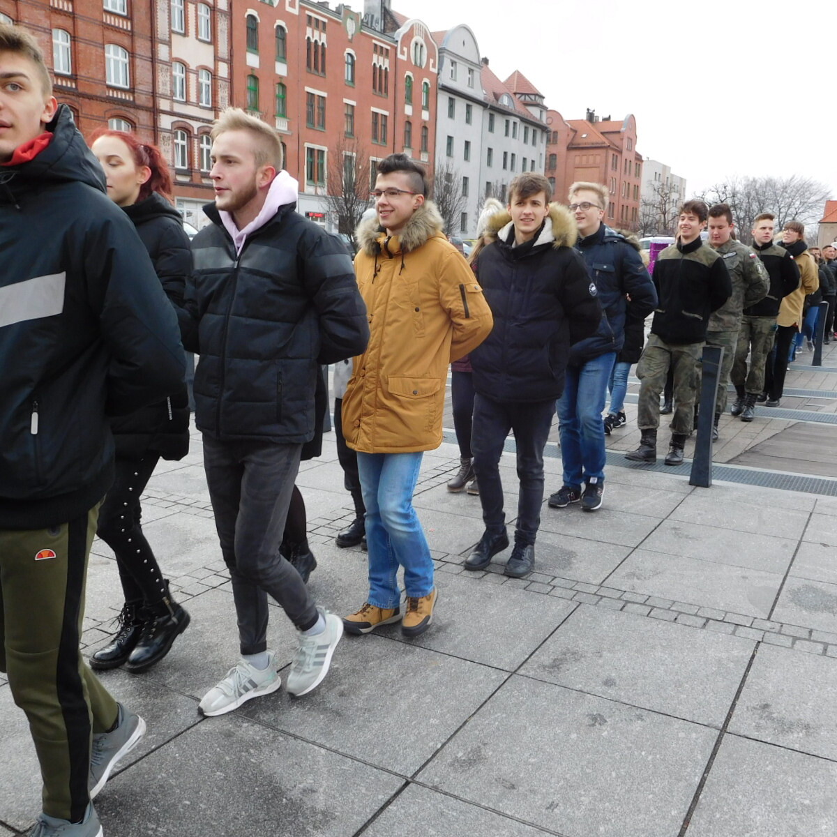 Maturzyści z rudzkich szkół średnich po raz szósty na placu Jana Pawła II odtańczyli wspólnie poloneza.