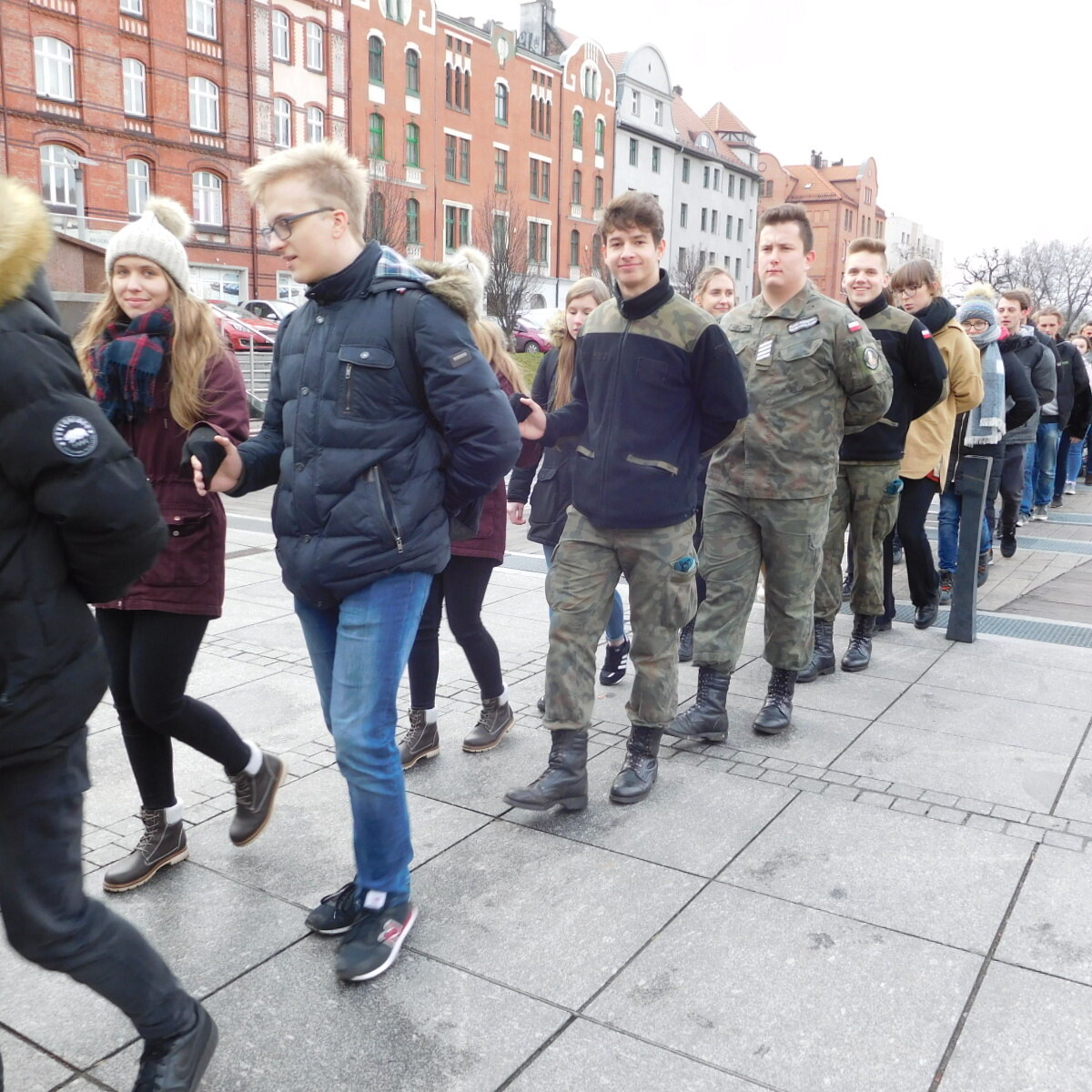 Maturzyści z rudzkich szkół średnich po raz szósty na placu Jana Pawła II odtańczyli wspólnie poloneza.