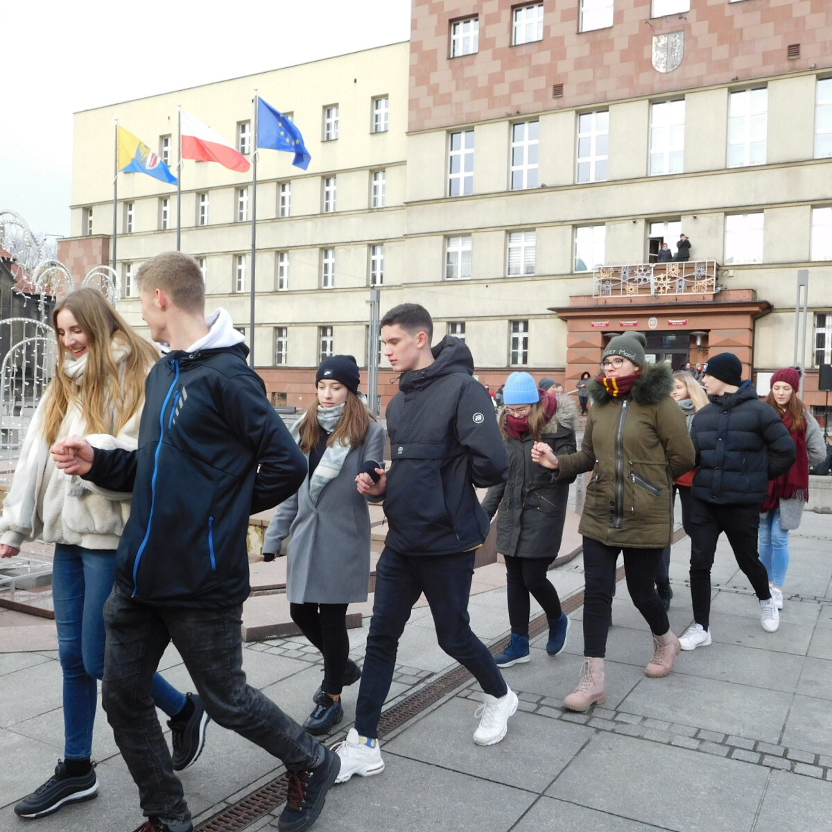 Maturzyści z rudzkich szkół średnich po raz szósty na placu Jana Pawła II odtańczyli wspólnie poloneza.