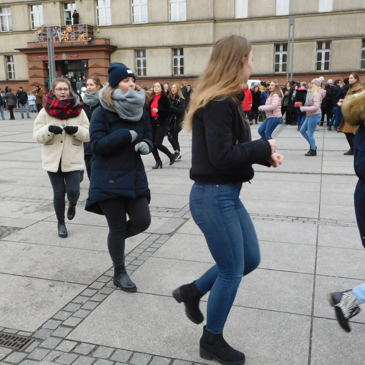 Maturzyści z rudzkich szkół średnich po raz szósty na placu Jana Pawła II odtańczyli wspólnie poloneza.
