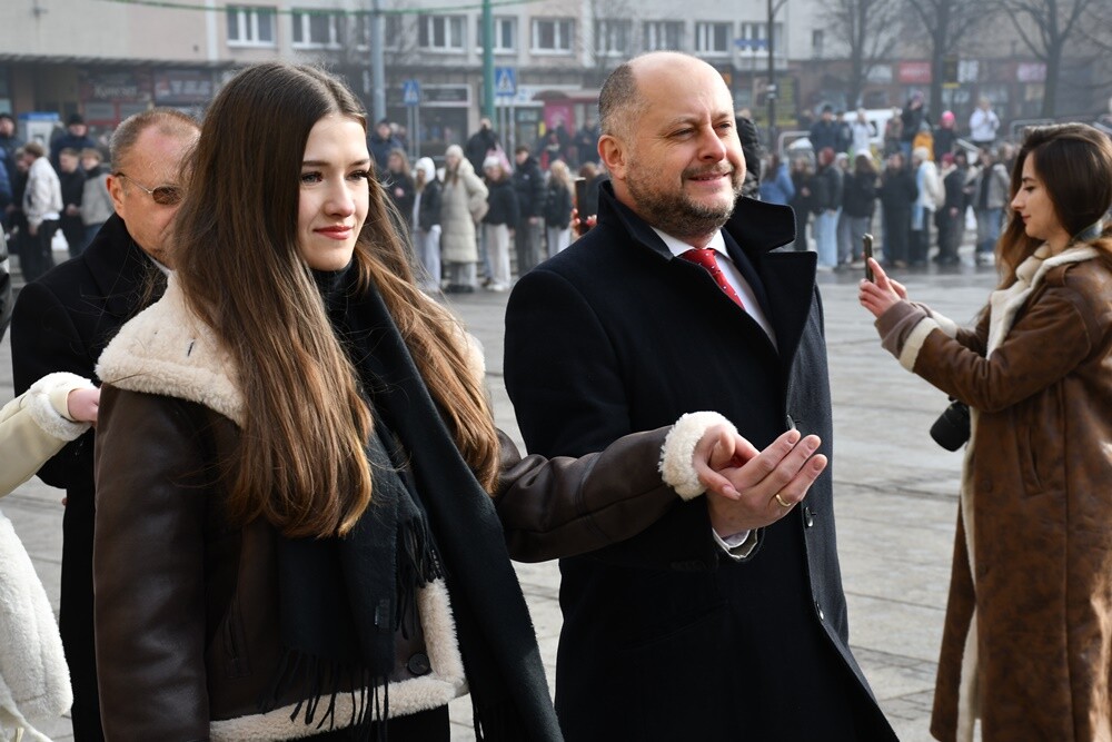 Maturzyści zatańczyli poloneza na rynku w Rudzie Śląskiej.