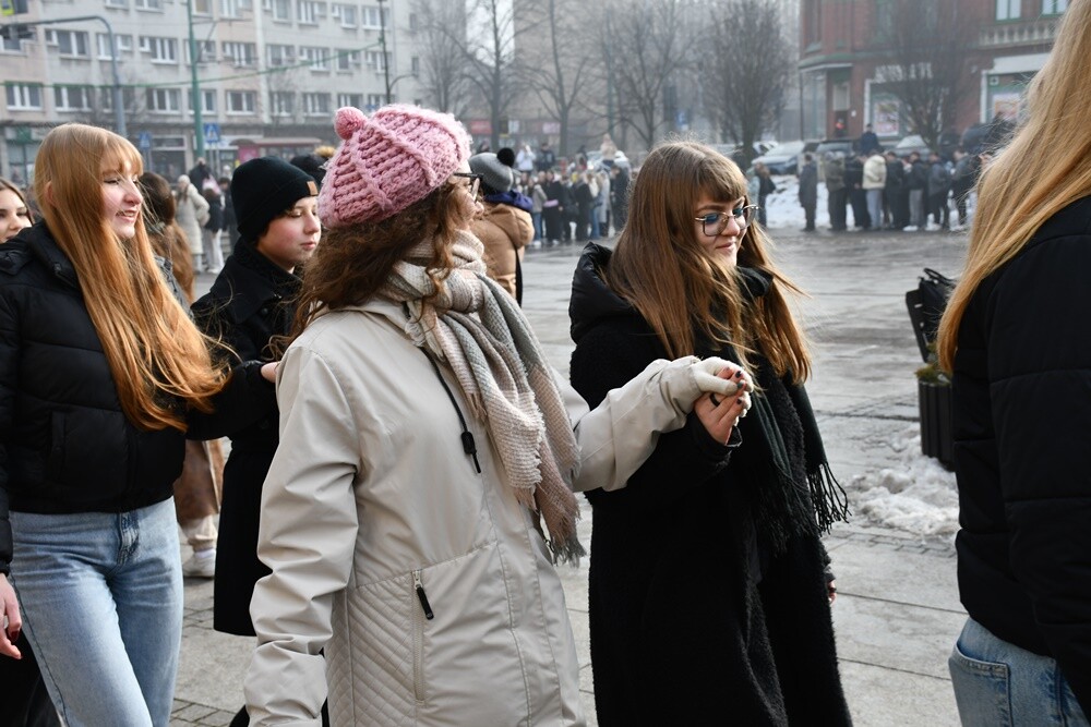 Maturzyści zatańczyli poloneza na rynku w Rudzie Śląskiej.