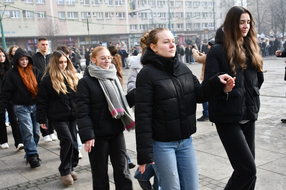 Maturzyści zatańczyli poloneza na rynku w Rudzie Śląskiej.