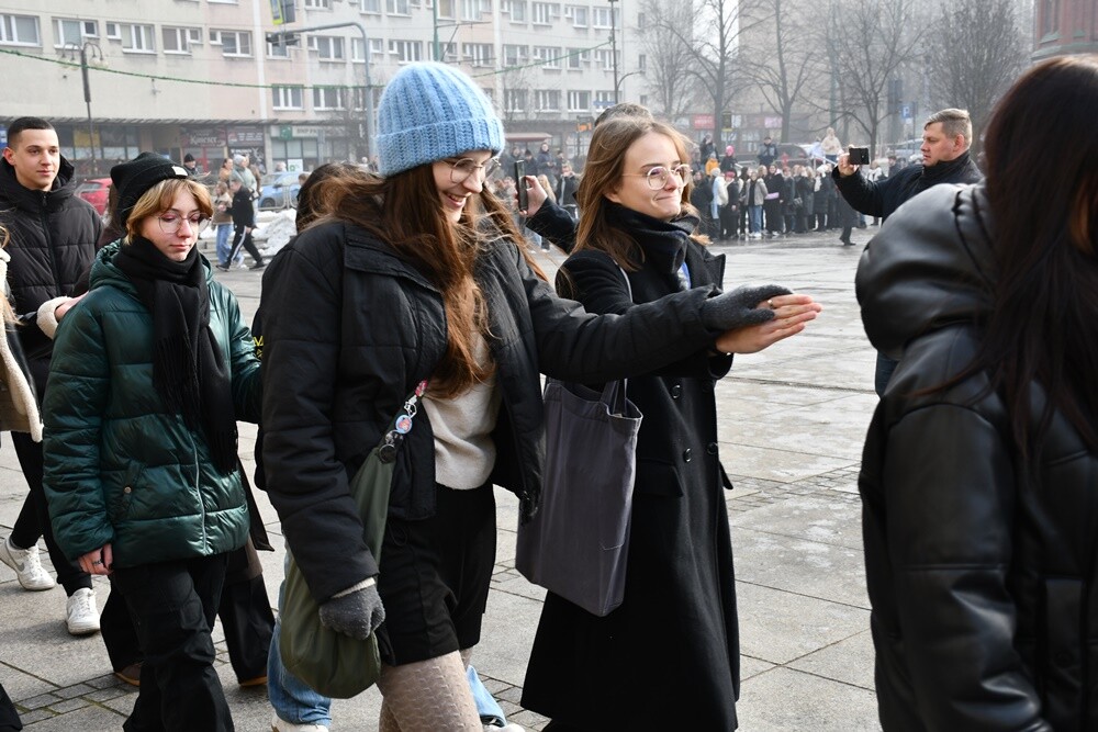 Maturzyści zatańczyli poloneza na rynku w Rudzie Śląskiej.