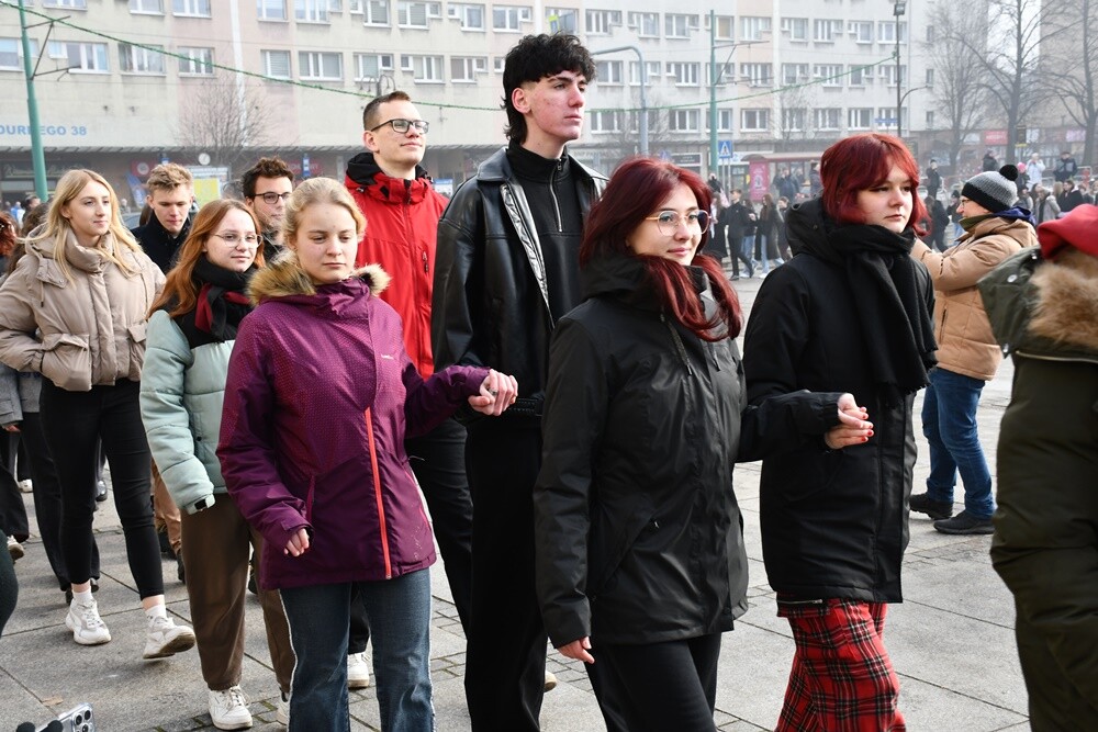 Maturzyści zatańczyli poloneza na rynku w Rudzie Śląskiej.