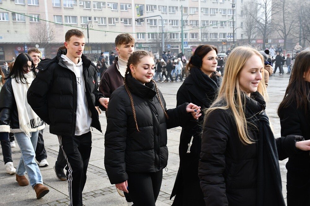 Maturzyści zatańczyli poloneza na rynku w Rudzie Śląskiej.