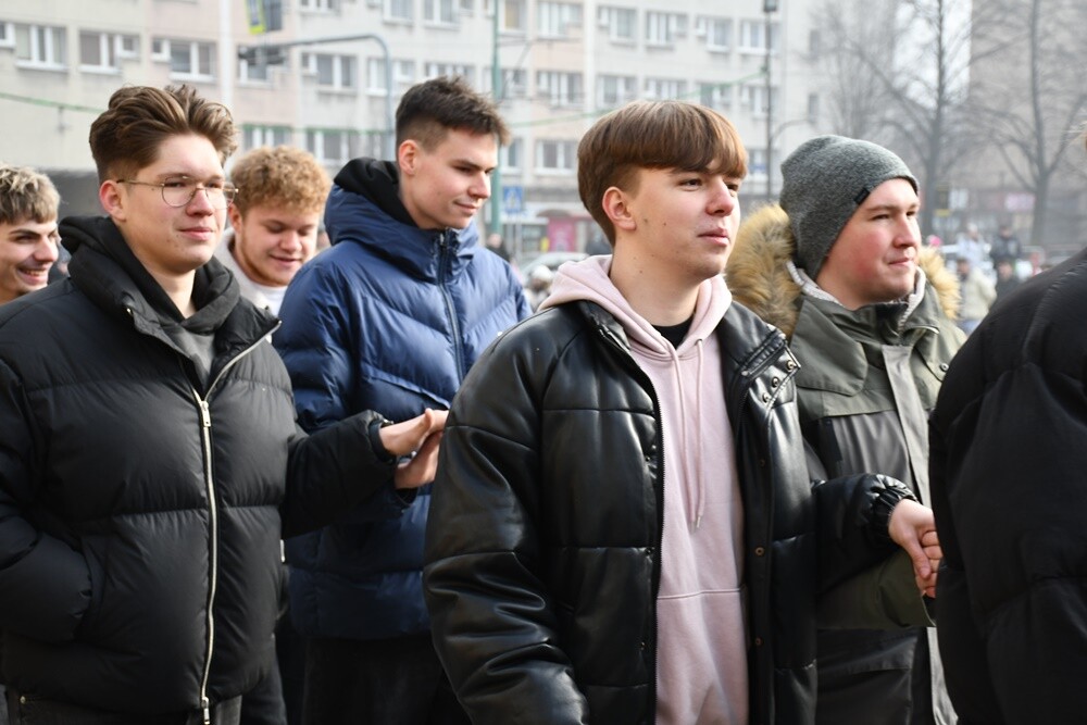 Maturzyści zatańczyli poloneza na rynku w Rudzie Śląskiej.