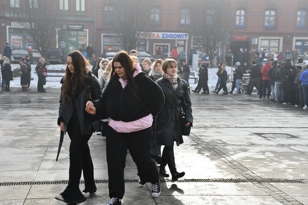 Maturzyści zatańczyli poloneza na rynku w Rudzie Śląskiej.