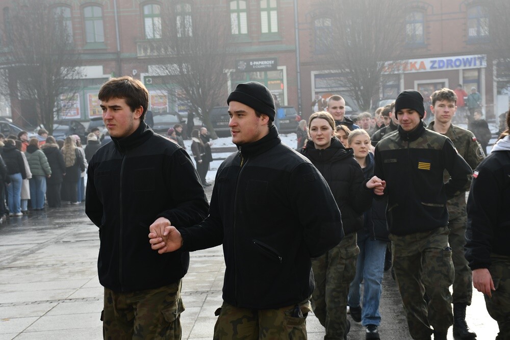 Maturzyści zatańczyli poloneza na rynku w Rudzie Śląskiej.