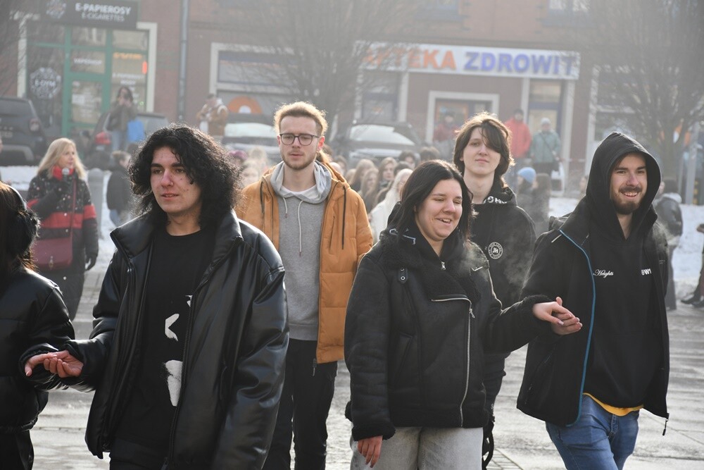Maturzyści zatańczyli poloneza na rynku w Rudzie Śląskiej.
