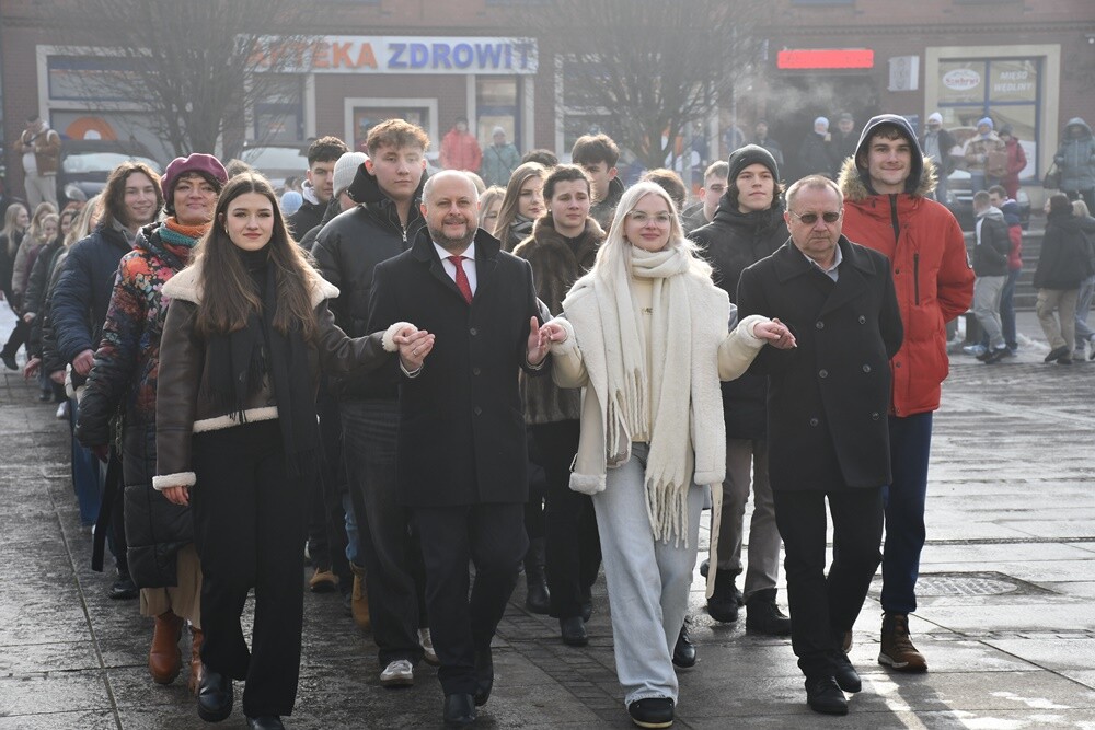 Maturzyści zatańczyli poloneza na rynku w Rudzie Śląskiej.