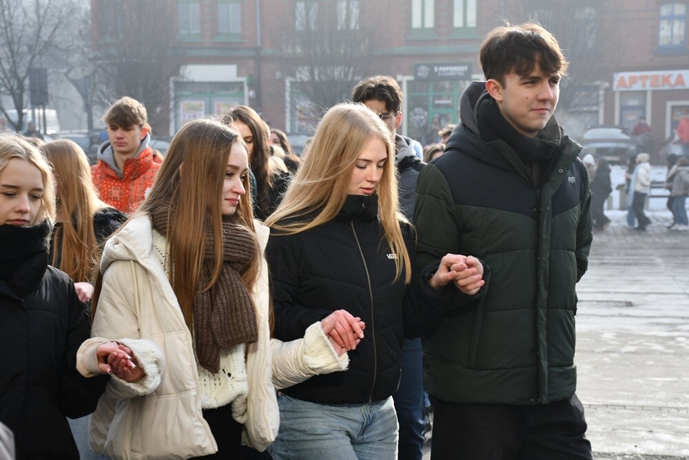Maturzyści zatańczyli poloneza na rynku w Rudzie Śląskiej.