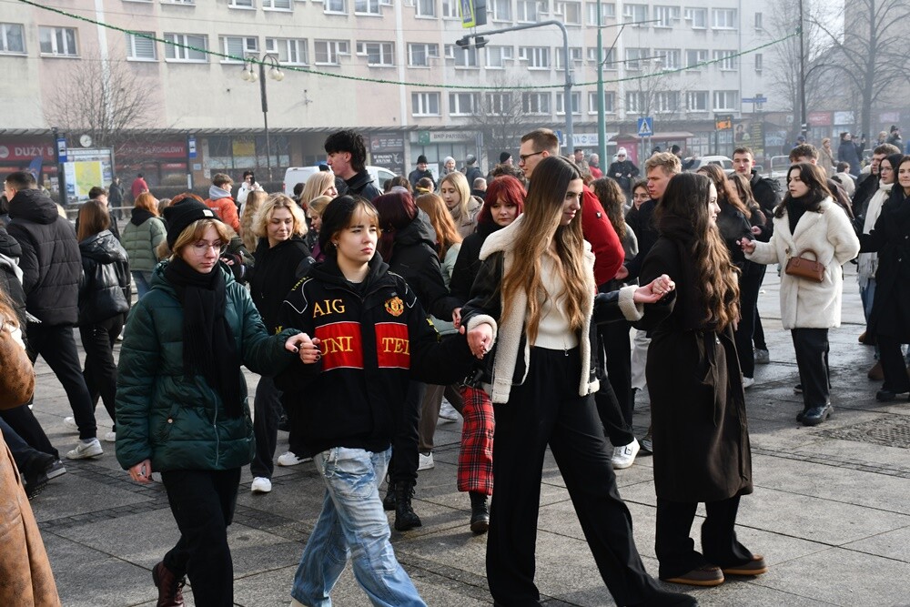 Maturzyści zatańczyli poloneza na rynku w Rudzie Śląskiej.