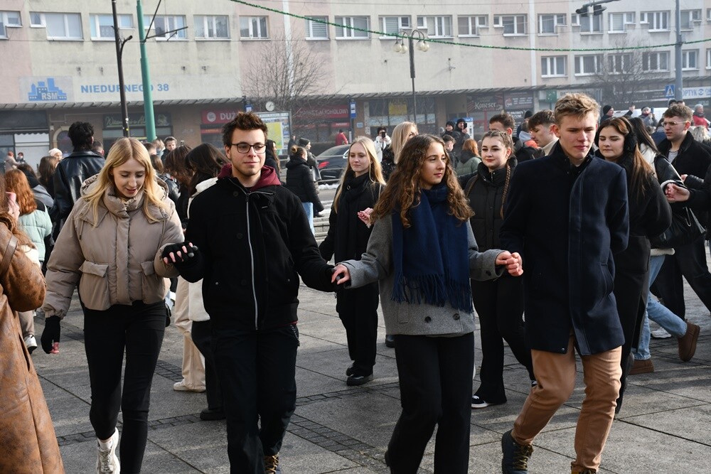 Maturzyści zatańczyli poloneza na rynku w Rudzie Śląskiej.