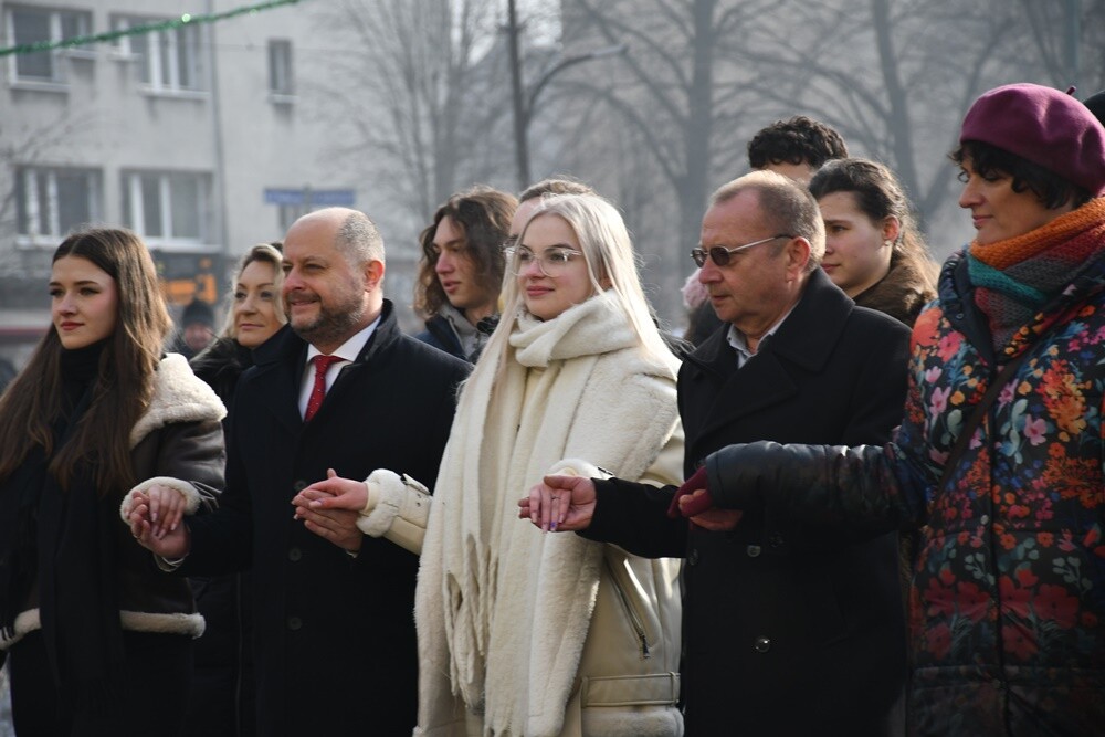 Maturzyści zatańczyli poloneza na rynku w Rudzie Śląskiej.