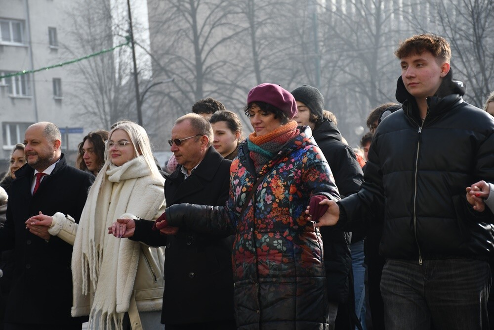 Maturzyści zatańczyli poloneza na rynku w Rudzie Śląskiej.