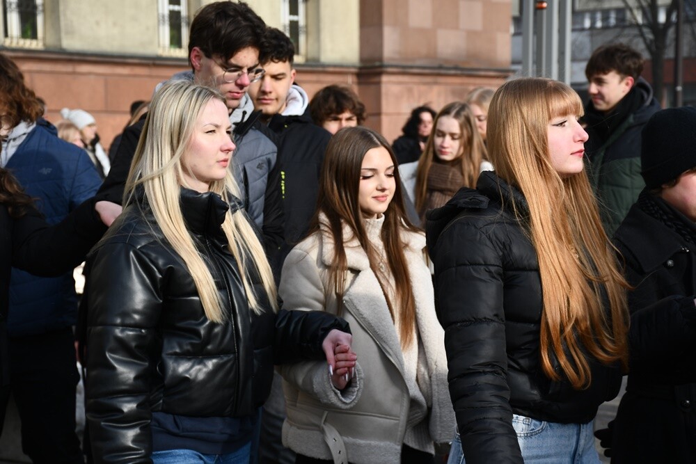 Maturzyści zatańczyli poloneza na rynku w Rudzie Śląskiej.