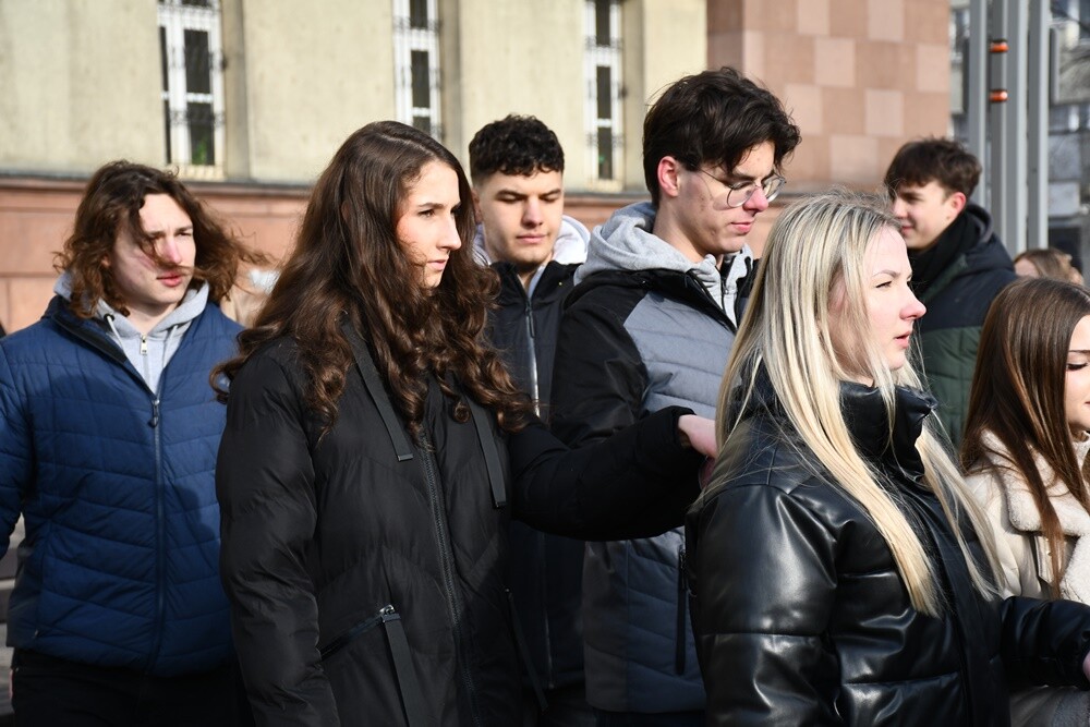 Maturzyści zatańczyli poloneza na rynku w Rudzie Śląskiej.