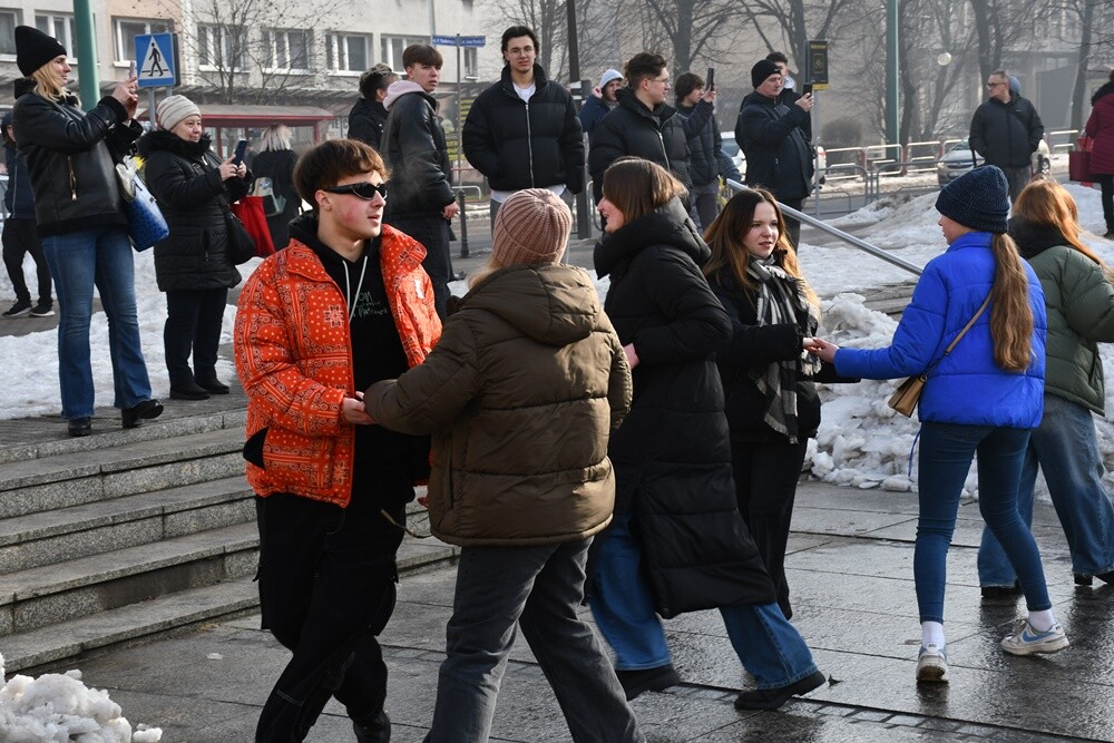 Maturzyści zatańczyli poloneza na rynku w Rudzie Śląskiej.