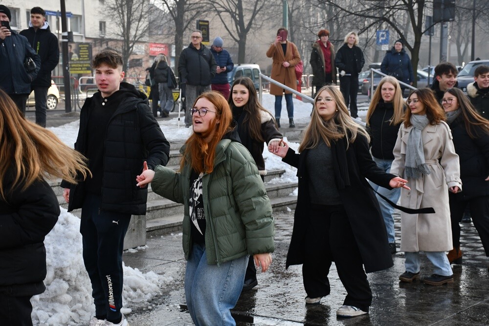 Maturzyści zatańczyli poloneza na rynku w Rudzie Śląskiej.