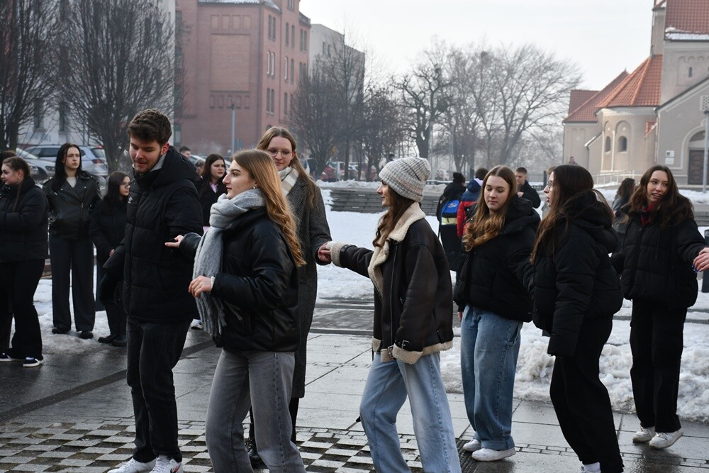 Maturzyści zatańczyli poloneza na rynku w Rudzie Śląskiej.