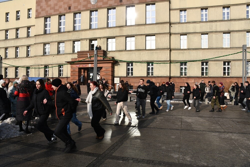 Maturzyści zatańczyli poloneza na rynku w Rudzie Śląskiej.