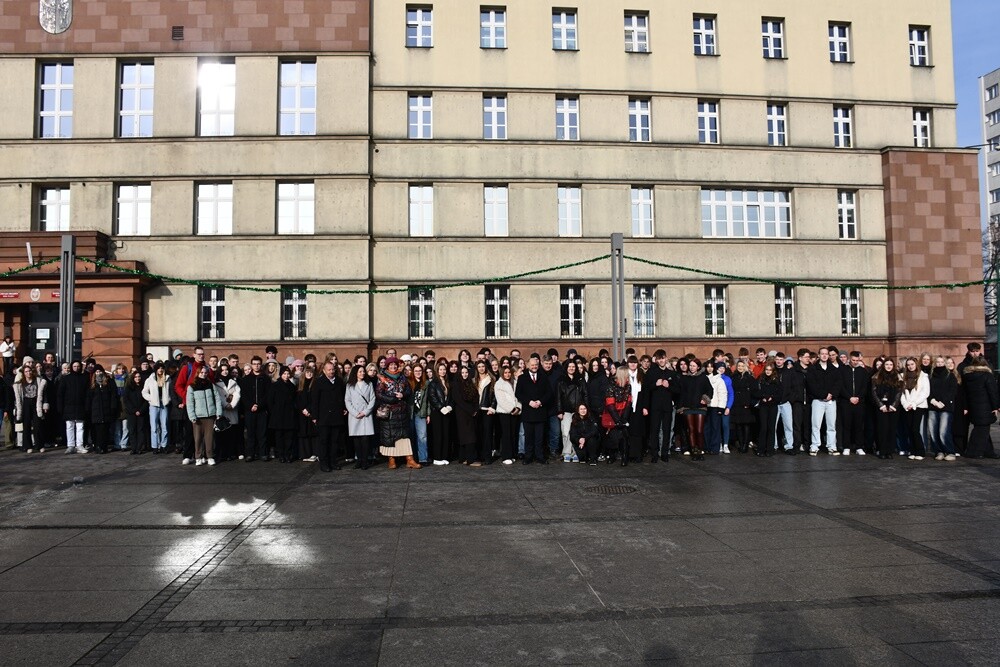 Maturzyści zatańczyli poloneza na rynku w Rudzie Śląskiej.