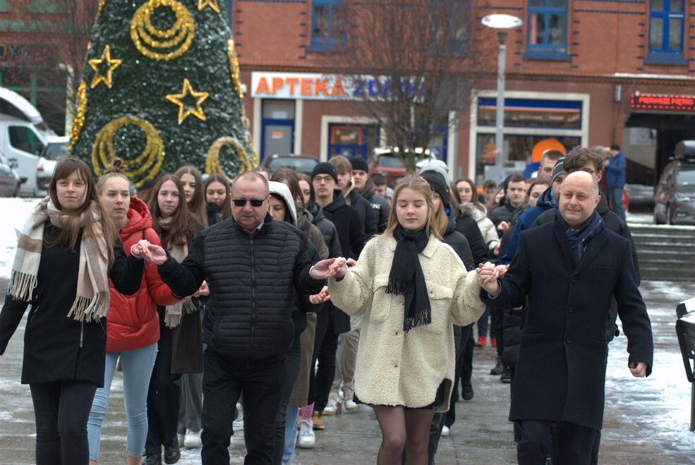 Matura zbliża się nieubłaganie. We wtorek, 31 stycznia 2023 roku, tegoroczni maturzyści zatańczyli na rynku w Rudzie Śląskiej-Nowym Bytomiu poloneza. Wydarzenie zostało zorganizowane już po raz siódmy. Jego inicjatorką jest nauczycielka z II Liceum Ogólnokształcącego z Oddziałami Dwujęzycznymi im. G. Morcinka Mariola Mańka – Sgodzaj.