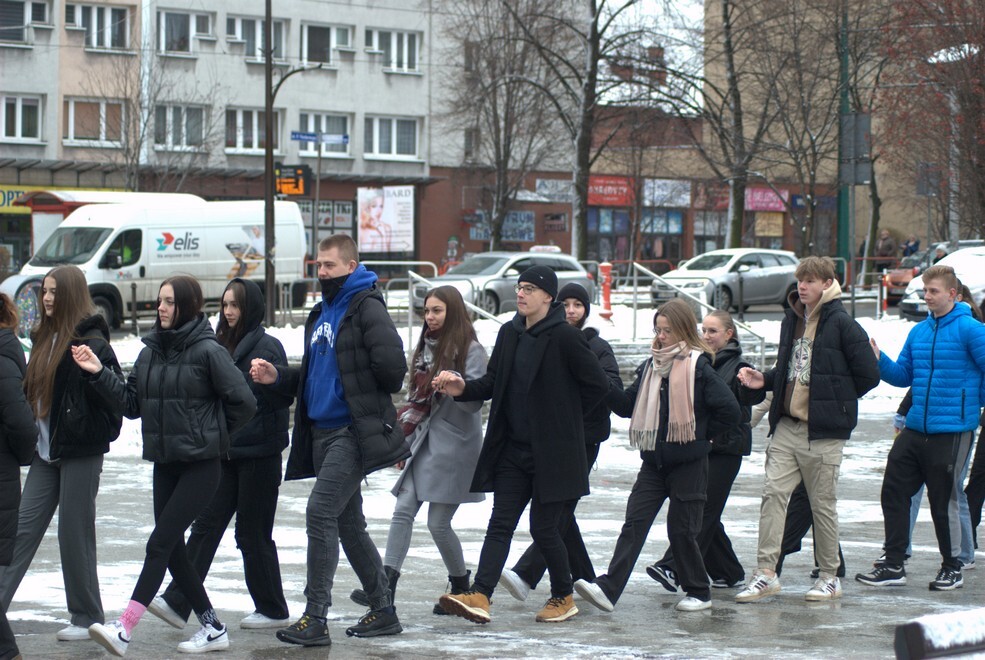Matura zbliża się nieubłaganie. We wtorek, 31 stycznia 2023 roku, tegoroczni maturzyści zatańczyli na rynku w Rudzie Śląskiej-Nowym Bytomiu poloneza. Wydarzenie zostało zorganizowane już po raz siódmy. Jego inicjatorką jest nauczycielka z II Liceum Ogólnokształcącego z Oddziałami Dwujęzycznymi im. G. Morcinka Mariola Mańka – Sgodzaj.