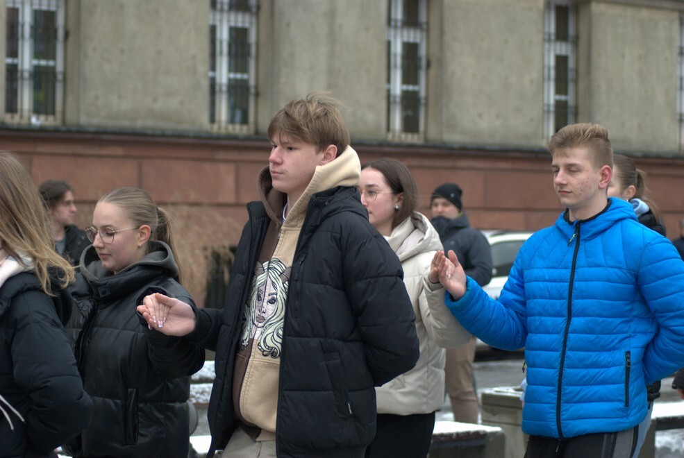 Matura zbliża się nieubłaganie. We wtorek, 31 stycznia 2023 roku, tegoroczni maturzyści zatańczyli na rynku w Rudzie Śląskiej-Nowym Bytomiu poloneza. Wydarzenie zostało zorganizowane już po raz siódmy. Jego inicjatorką jest nauczycielka z II Liceum Ogólnokształcącego z Oddziałami Dwujęzycznymi im. G. Morcinka Mariola Mańka – Sgodzaj.