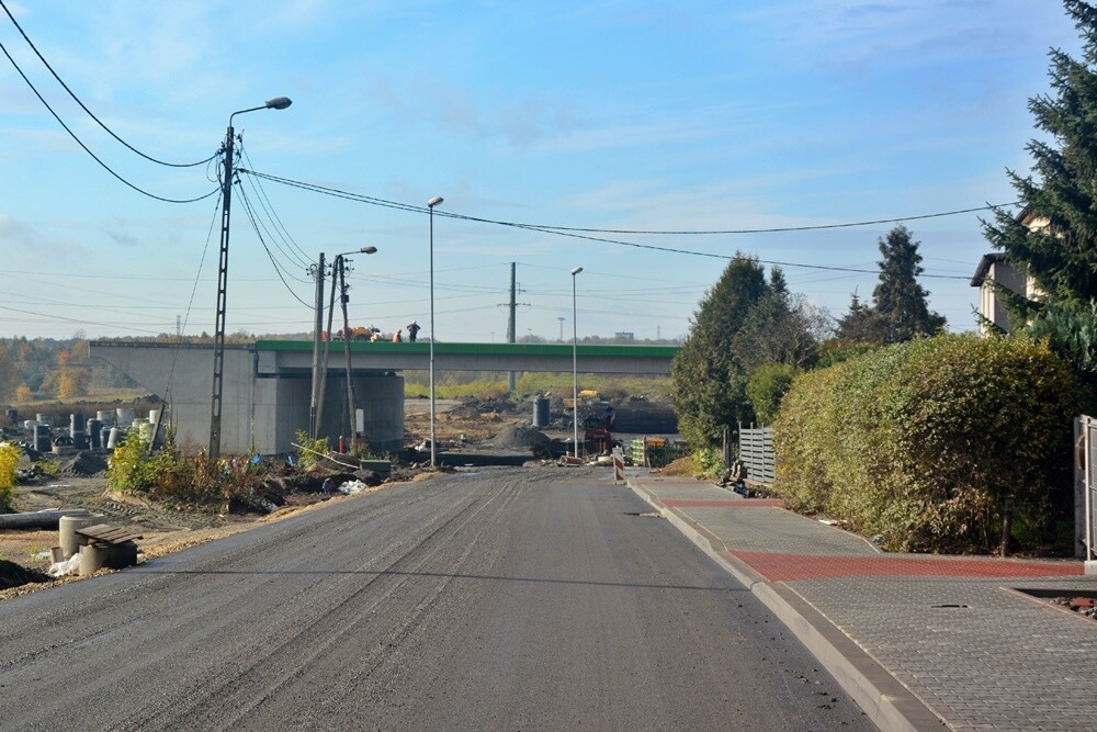 Realizowana właśnie inwestycja to przedostatni odcinek trasy N-S, łączącej Drogową Trasę Średnicową z autostradą A4. Będzie przebiegał od ul. Kokota do łącznika z autostradą w ciągu ul. 1 Maja. To duża i kosztowna inwestycja, która została podzielona na dwa zadania. Zobaczcie postęp prac!

fot. Jacek Knapik