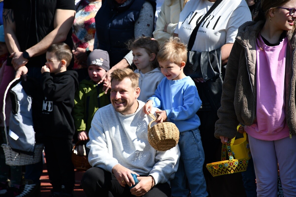 Tłumy dzieci na wielkanocnych poszukiwaniach jajek w Rudzie Śląskiej.
