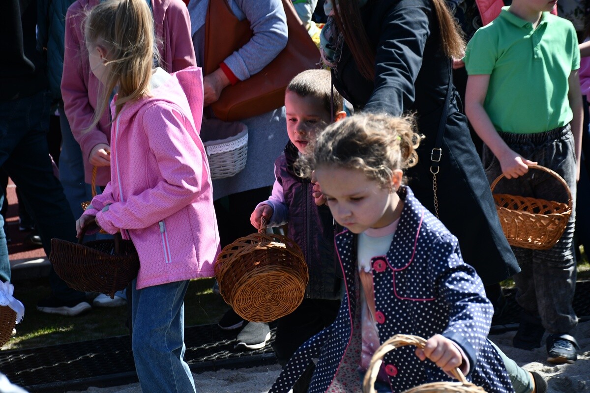 Tłumy dzieci na wielkanocnych poszukiwaniach jajek w Rudzie Śląskiej.