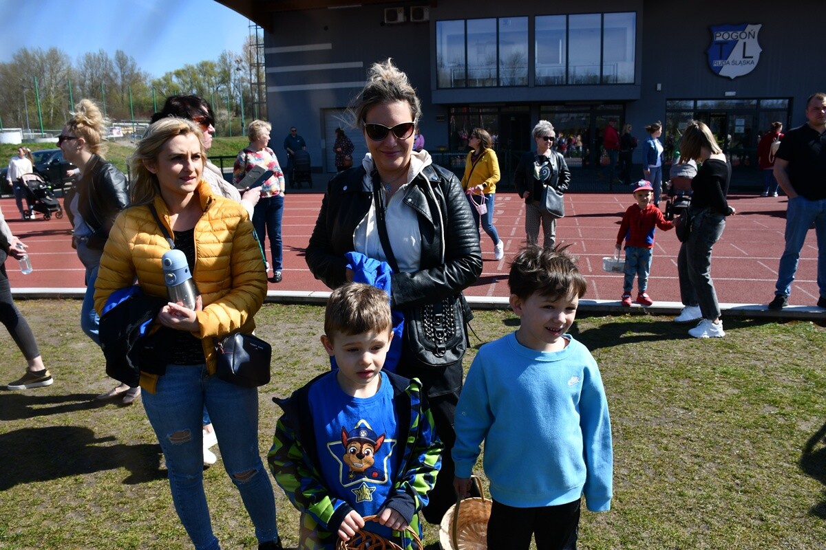 Tłumy dzieci na wielkanocnych poszukiwaniach jajek w Rudzie Śląskiej.