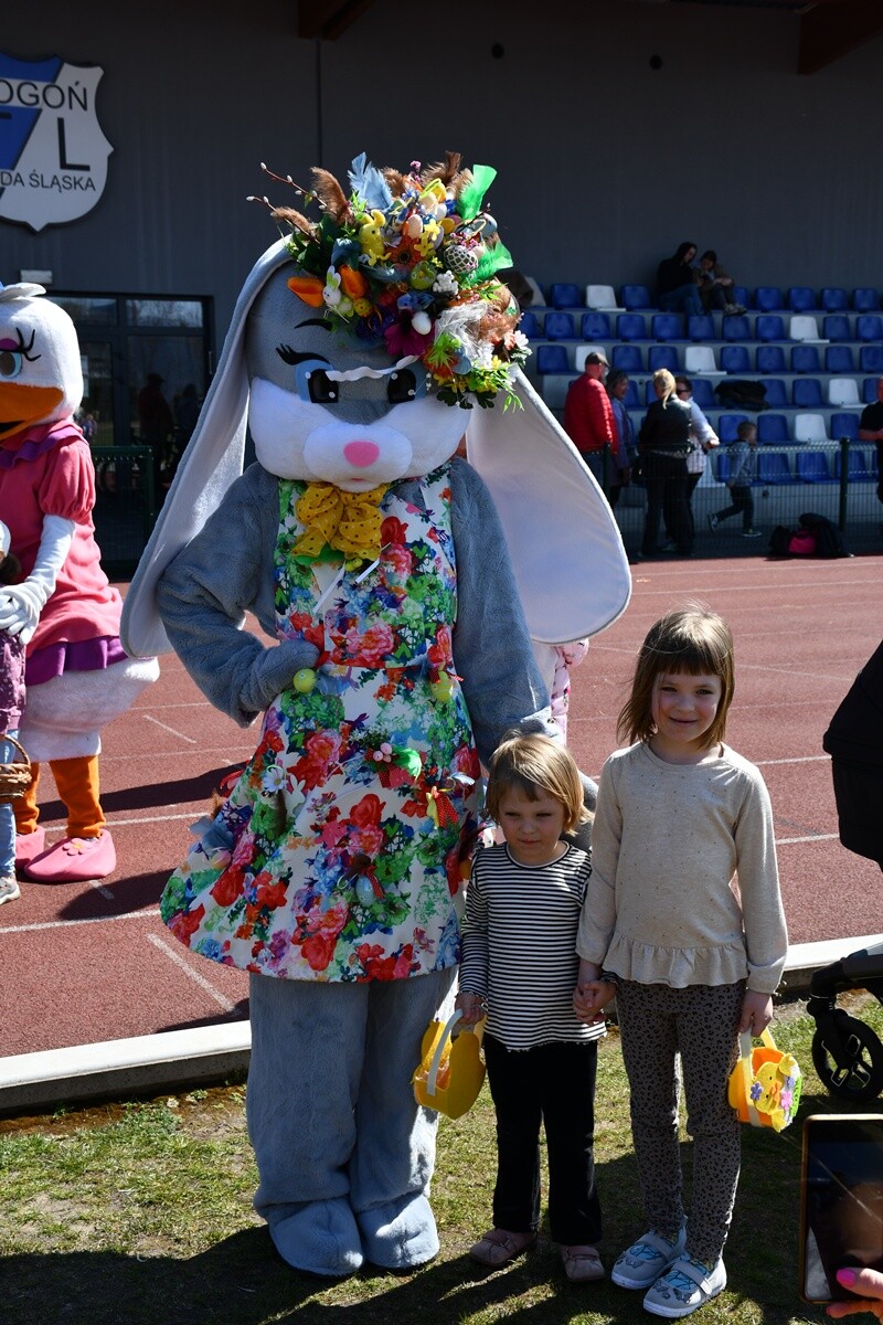Tłumy dzieci na wielkanocnych poszukiwaniach jajek w Rudzie Śląskiej.