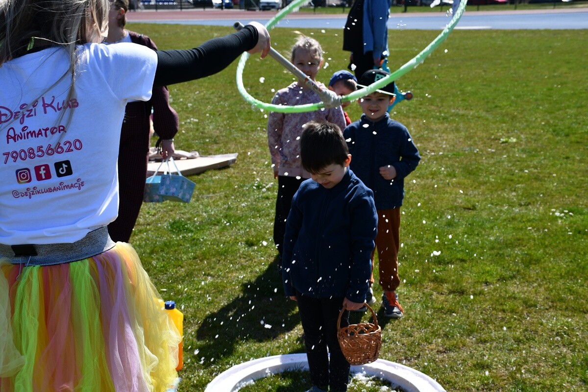 Tłumy dzieci na wielkanocnych poszukiwaniach jajek w Rudzie Śląskiej.
