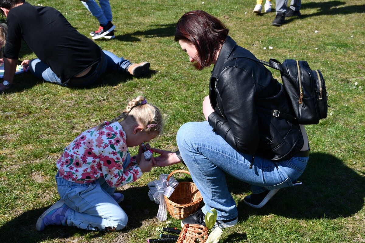 Tłumy dzieci na wielkanocnych poszukiwaniach jajek w Rudzie Śląskiej.